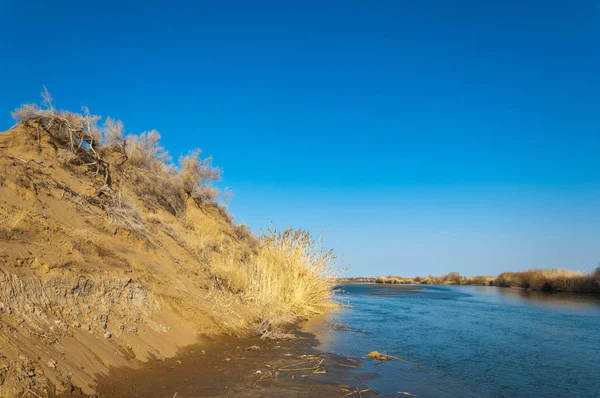 bahar bozkır nehirde. nehir sazlık ile büyümüş. saf zümrüt sudur