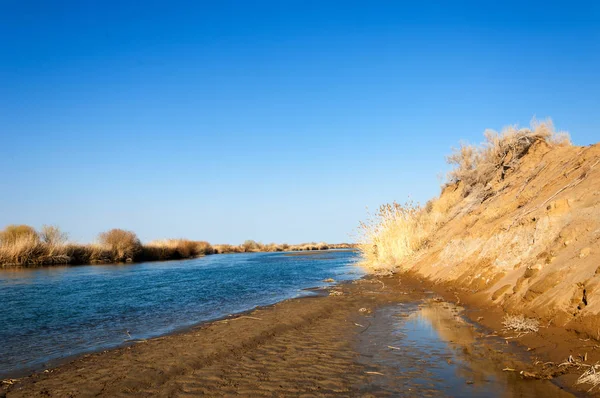bahar bozkır nehirde. nehir sazlık ile büyümüş. saf zümrüt sudur