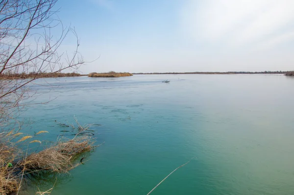 bahar bozkır nehirde. nehir sazlık ile büyümüş. saf zümrüt sudur