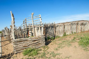 çöl, vahşi, kumlar, ıssızlık, atık, sahara. Hayvancılık, özellikle sığır veya ata, bir çiftlik veya ahır için bir kalem. su bulunduğu bir çölde bereketli bir nokta.