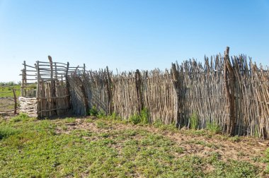 çöl, vahşi, kumlar, ıssızlık, atık, sahara. Hayvancılık, özellikle sığır veya ata, bir çiftlik veya ahır için bir kalem. su bulunduğu bir çölde bereketli bir nokta.