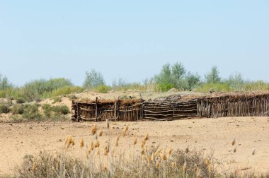 çöl, vahşi, kumlar, ıssızlık, atık, sahara. Hayvancılık, özellikle sığır veya ata, bir çiftlik veya ahır için bir kalem. su bulunduğu bir çölde bereketli bir nokta.