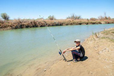 Bozkır nehir sazlık yaz. nehir görünümünde kez izlendi. küçük mavi nehir kıyısında güneşli bir gün