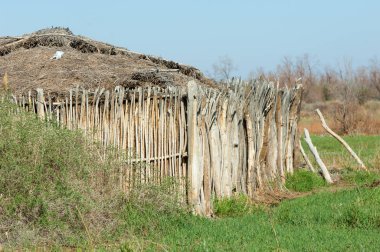 çöl, vahşi, kumlar, ıssızlık, atık, sahara. Hayvancılık, özellikle sığır veya ata, bir çiftlik veya ahır için bir kalem. su bulunduğu bir çölde bereketli bir nokta.