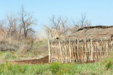 çöl, vahşi, kumlar, ıssızlık, atık, sahara. Hayvancılık, özellikle sığır veya ata, bir çiftlik veya ahır için bir kalem. su bulunduğu bir çölde bereketli bir nokta.