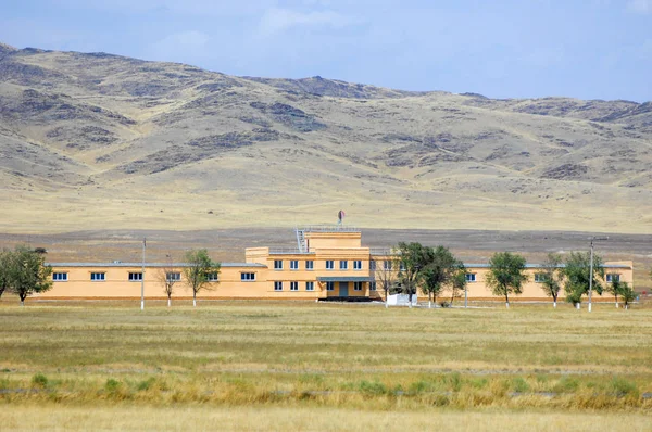 Woodless, zavallı nemi ve genellikle düz ile kuru iklim bölgesinde otsu bitki örtüsü bozkır. çayır, veld, veldt