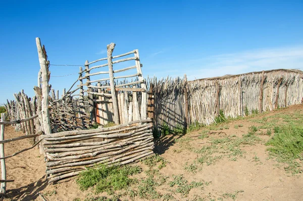 çöl, vahşi, kumlar, ıssızlık, atık, sahara. Hayvancılık, özellikle sığır veya ata, bir çiftlik veya ahır için bir kalem. su bulunduğu bir çölde bereketli bir nokta.