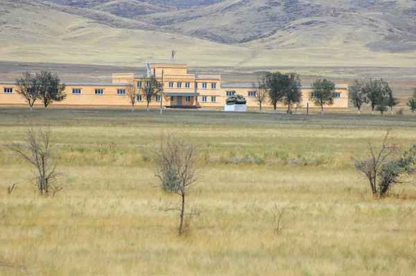 Woodless, zavallı nemi ve genellikle düz ile kuru iklim bölgesinde otsu bitki örtüsü bozkır. çayır, veld, veldt