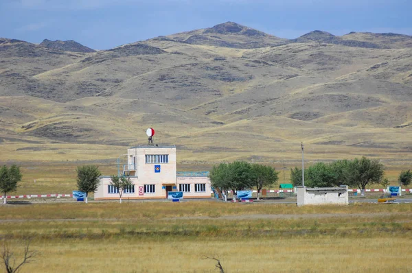 Woodless, zavallı nemi ve genellikle düz ile kuru iklim bölgesinde otsu bitki örtüsü bozkır. çayır, veld, veldt