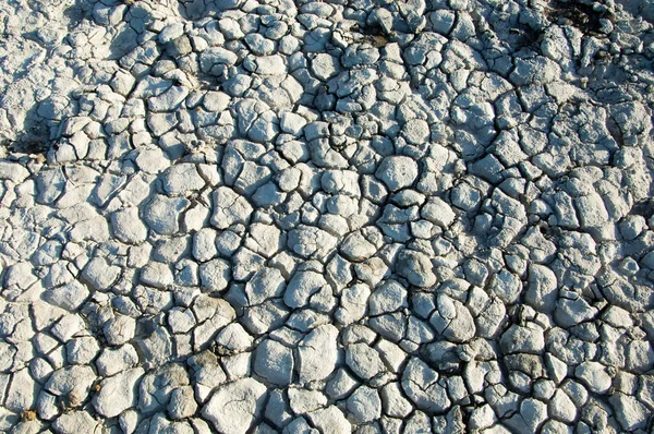 Yere çatlaklar. kuraklık. toprak erozyonu, kırık doku. Kuru kırık zemin. 