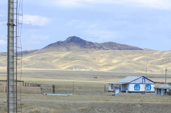 Woodless, zavallı nemi ve genellikle düz ile kuru iklim bölgesinde otsu bitki örtüsü bozkır. çayır, veld, veldt