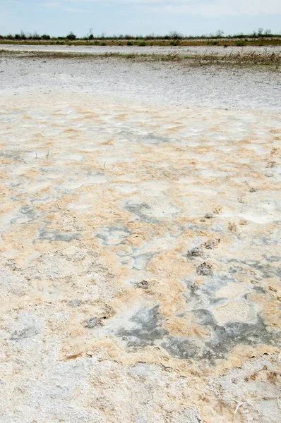 Bozkır tuzlu topraklar. tuz tuz tuz. Bozkır çayır veldt veld. Tuzlu toprak çöl, tuzlu Göller. cansız yanıp kavrulmuş dünyamız. Kazakistan çıplak bozkır