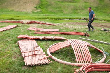 Kazakistan Temmuz 2014 yılında yurt inşaatı. dairesel bir çadır keçe ya da Moğolistan, Kazakistan ve Türkiye'deki göçebeler tarafından kullanılan bir açılır kapanır çerçeve üzerinde skins.