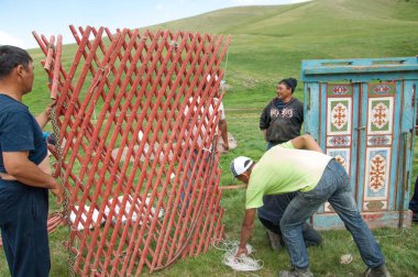 Kazakistan Temmuz 2014 yılında yurt inşaatı. dairesel bir çadır keçe ya da Moğolistan, Kazakistan ve Türkiye'deki göçebeler tarafından kullanılan bir açılır kapanır çerçeve üzerinde skins.