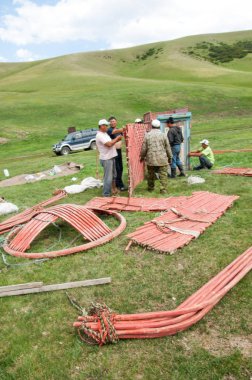Kazakistan Temmuz 2014 yılında yurt inşaatı. dairesel bir çadır keçe ya da Moğolistan, Kazakistan ve Türkiye'deki göçebeler tarafından kullanılan bir açılır kapanır çerçeve üzerinde skins.