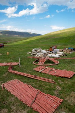 Kazakistan Temmuz 2014 yılında yurt inşaatı. dairesel bir çadır keçe ya da Moğolistan, Kazakistan ve Türkiye'deki göçebeler tarafından kullanılan bir açılır kapanır çerçeve üzerinde skins.