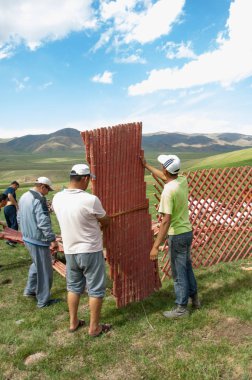 Kazakistan Temmuz 2014 yılında yurt inşaatı. dairesel bir çadır keçe ya da Moğolistan, Kazakistan ve Türkiye'deki göçebeler tarafından kullanılan bir açılır kapanır çerçeve üzerinde skins.