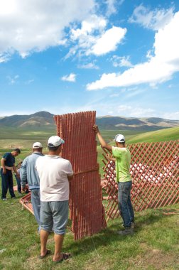 Kazakistan Temmuz 2014 yılında yurt inşaatı. dairesel bir çadır keçe ya da Moğolistan, Kazakistan ve Türkiye'deki göçebeler tarafından kullanılan bir açılır kapanır çerçeve üzerinde skins.