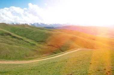 dağ yolundan. dağ, dağ, tepe. Kazakistan. Tien Shan. Takma Yaylası