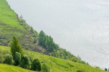 Yaz nehir. Yüksek Rock. Mavi gökyüzü. güzel sahne