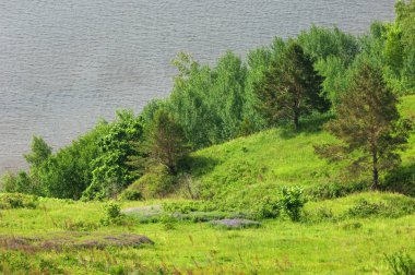 Yaz nehir. Yüksek Rock. Mavi gökyüzü. güzel sahne