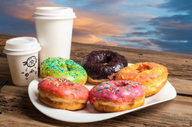 halka, hamur-çocuk, sinker, israf. genellikle bir top ya da halka şeklinde şekerli hamur küçük kızarmış kek.