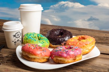 halka, hamur-çocuk, sinker, israf. genellikle bir top ya da halka şeklinde şekerli hamur küçük kızarmış kek.