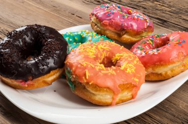 halka, hamur-çocuk, sinker, israf. genellikle bir top ya da halka şeklinde şekerli hamur küçük kızarmış kek.