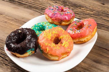 halka, hamur-çocuk, sinker, israf. genellikle bir top ya da halka şeklinde şekerli hamur küçük kızarmış kek.