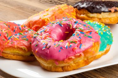 halka, hamur-çocuk, sinker, israf. genellikle bir top ya da halka şeklinde şekerli hamur küçük kızarmış kek.