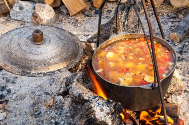 Bir kamp ateşi pişmiş sebze güveç