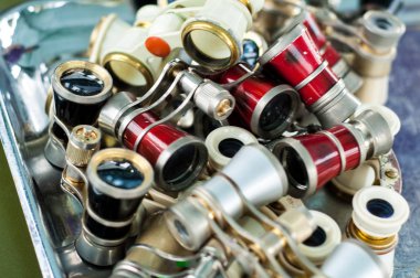 Opera gözlük. opera veya tiyatro kullanmak için küçük dürbün.