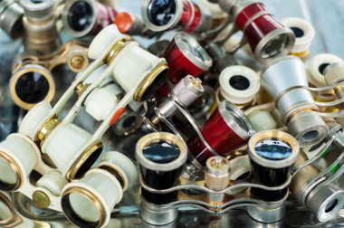 Opera gözlük. opera veya tiyatro kullanmak için küçük dürbün.