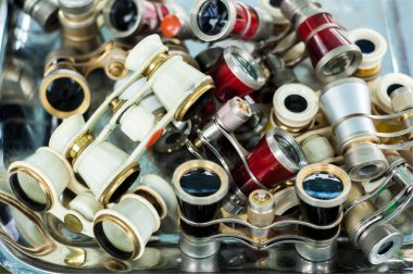 Opera gözlük. opera veya tiyatro kullanmak için küçük dürbün.