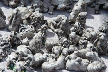 Doku, arka plan, desen. Kil oyuncaklar, küçük hayvanlar birlikte çamurdan Arnavut kaldırımlı