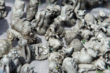 Doku, arka plan, desen. Kil oyuncaklar, küçük hayvanlar birlikte çamurdan Arnavut kaldırımlı