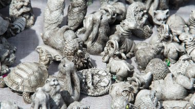 Doku, arka plan, desen. Kil oyuncaklar, küçük hayvanlar birlikte çamurdan Arnavut kaldırımlı