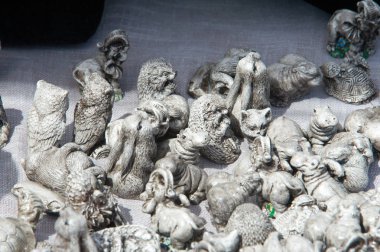 Doku, arka plan, desen. Kil oyuncaklar, küçük hayvanlar birlikte çamurdan Arnavut kaldırımlı