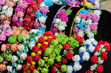 Bayan Takı ipek kumaştan yapılmış. Beyaz ve kırmızı güller. Güzel büyük güzel kokulu çiçekler ve kök ile bitki,