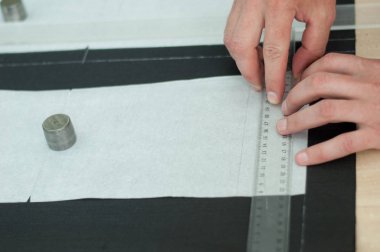 İşleri terzi. Usta, Ütü dikiş uzmanı, Giydir