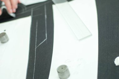 İşleri terzi. Usta, Ütü dikiş uzmanı, Giydir