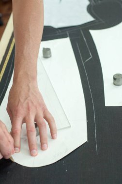 İşleri terzi. Usta, Ütü dikiş uzmanı, Giydir