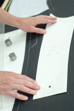 İşleri terzi. Usta, Ütü dikiş uzmanı, Giydir