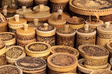 Huş ağacı kabuğu sepetleri. Bir sepet içinde bulunmakta. Tatlım, şeker, tuz. tutun veya genellikle baston veya tel örgü şeritler yapılan şeyler, gerçekleştirilmesi için bir Konteyner-Büro düzenlemeleri.