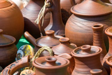 Doku, arka plan. Çanak çömlek. Tencere, yemekler ve diğer makaleler pişmiş toprak veya toprak yapılan. Çanak çömlek geniş toprak, porselen ve taş bölünmüş.