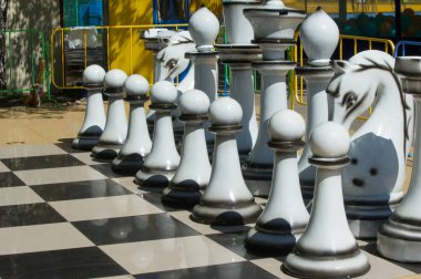 Doku, arka plan. Arka plan. Parkta satranç. Parkta zeminde büyük satranç oyunu