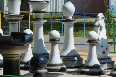 Doku, arka plan. Arka plan. Parkta satranç. Parkta zeminde büyük satranç oyunu