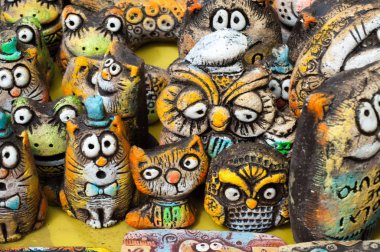 Kil oynak oyuncak. Yazılı oyuncaklar. Kızlar erkekten daha vardır. Aşk olamaz.