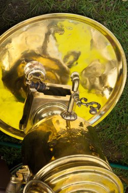 Bakır semaver. Metal cihazın içinde bir fırın ile kaynar su doldurur kömürlerin.