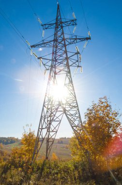 Sonbahar sahneleri. Energo. Yeşil enerji, enerji santrali, yakın yüksek voltajlı güç hatları kavramı. Güç Dağıtım İstasyonu. yüksek voltajlı elektrik iletim bir pilon siluet kulenin.